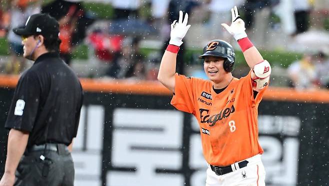 5회말 5-4를 만드는 역전 2루타를 친 노시환. 대전=뉴스1