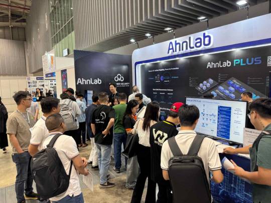 지난 12일 호치민에서 열린 베트남 ICTCOMM 2025 안랩 부스에서 관람객들이 안랩 제품들을 살펴보고 있다. 안랩 제공