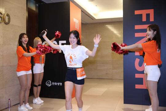 지난 14일 서울 여의도 63빌딩에서 열린 제21회 '2025 한화생명 시그니처 63 런(RUN)'의 참가자가 완주하는 모습. [한화생명 제공]