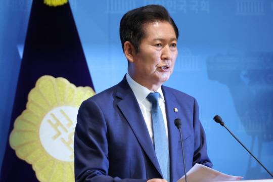 정청래 더불어민주당 의원이 15일 오후 국회 소통관에서 민주당 당대표 출마 기자회견을 하고 있다.<연합뉴스 사진>