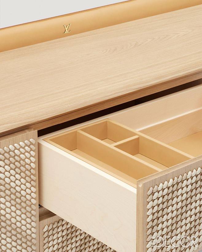 로프로 나무 위에 직조한 도어가 독창적인 ‘레가타(Regatta)’ 사이드보드.