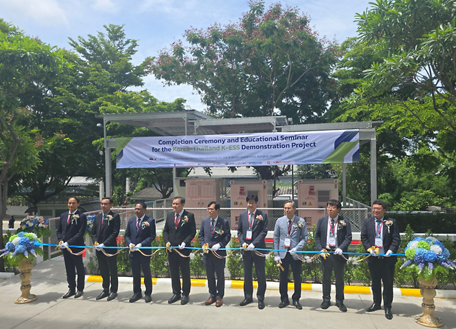 정창권 인셀 대표(오른쪽에서 3번째)가 태국 고객사에 설치한 'Fire free BESS' 준공식에서 기념 테이프를 자르고 있다.