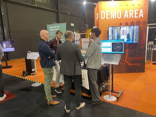 네덜란드 스헤르토헨보스에서 열린 '비전로봇틱&모션'에서 아이코어 직원이 부스를 방문한 해외 바이어와 상담하고 있다.