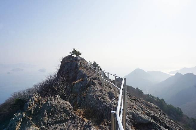 사량도 지리산을 지나 삼거리 안부를 거쳐 달바위로 이어지는 길은 철제 난간에 의지하지 않으면 다리가 후들거릴 만큼 아찔했다. 장보영 제공