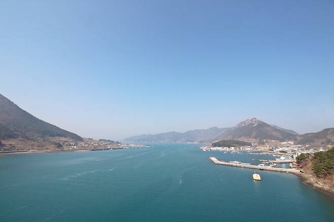 사량대교에서 보이는 풍경. 왼쪽이 하도, 오른쪽이 상도. 장보영 제공