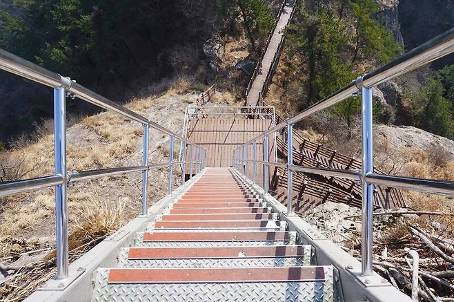 사량도 지리산 연지봉을 넘으면 수직으로 땅에 꽂힌 듯한 철제 계단이 나타난다. 장보영 제공