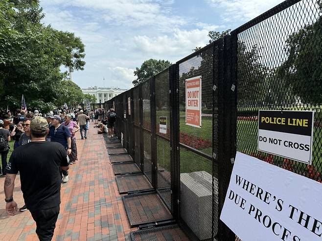 14일(현지시각) 워싱턴 디시에서 열린 ‘노 킹스’ 집회가 백악관 북쪽 라파예트 광장에서 열렸다. 검은색 펜스로 광장 대부분에 시위대 접근을 막았다. 멀리 백악관이 보이고 있다.