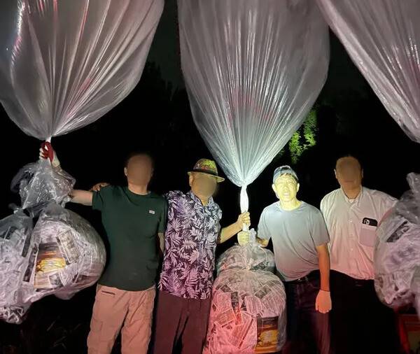 탈북민단체 자유북한운동연합이 지난해 6월 대북전단 20만장을 경기 포천시에서 살포하고 있다. 자유북한운동연합 제공