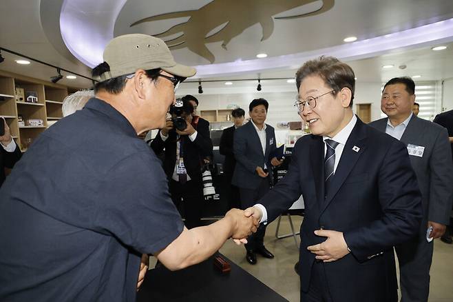 이재명 대통령이 13일 경기 파주시 장단면 행정복지센터에서 열린 접경지 주민들과의 간담회에서 참석자들과 인사를 나누고 있다. 대통령실사진기자단