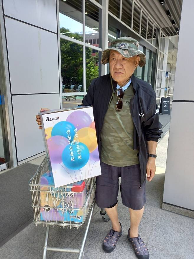 최성룡 납북자피해가족연합회 대표가 헬륨가스를 준비하는 모습. 납북자피해가족연합회 제공