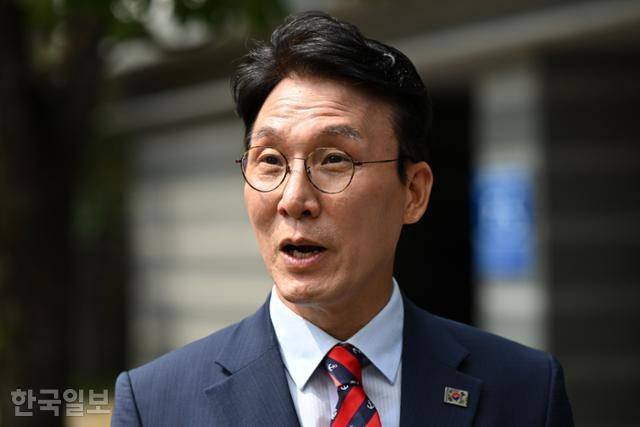 김민석 국무총리 후보자가 13일 서울 종로구 금융감독연수원에서 식품·외식업계 관계자들과 밥상물가 경청 간담회를 갖기 전 취재진 질의에 답하고 있다. 박시몬 기자