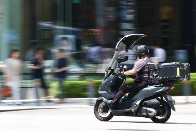 15일 발표된 직장갑질119 설문조사에 따르면 직장인 72.6%는 최저임금 적용 대상을 특고, 프리랜서까지 확대해야 한다고 응답했다. 9일 서울 시내에서 한 배달 라이더가 음식 배달을 하고 있다. 뉴시스