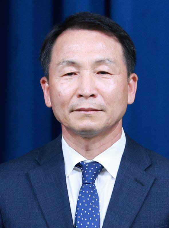 국가안보실 1차장으로 임명된 김현종 예비역 중장이 15일 서울 용산구 대통령실 브리핑룸에서 진행된 인선 발표에 참여하고 있다. 뉴시스