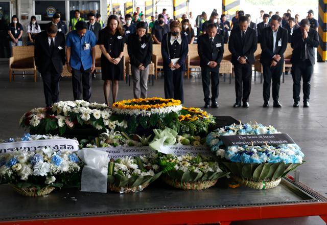 11일 태국 사뭇프라칸주에 위치한 수완나품 국제공항에서 2023년 10월 팔레스타인 무장정파 하마스의 이스라엘 공격 당시 인질로 잡혔다 목숨을 잃은 태국인 노동자 나타퐁 핀타의 시신이 도착하고 있다. 사뭇프라칸=EPA 연합뉴스