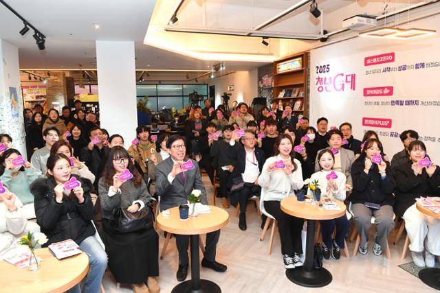 부산시는 2월 24일 '청년에게 듣고 청년에게 말하다'라는 주제로 부산 중구 청년작당소에서 '제6차 시민행복부산회의'를 개최했다. 부산시 제공