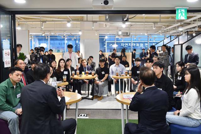 부산시는 지난해 4월 부산진구에 위치한 청년두드림센터에서 청년에게 통합 고용서비스를 지원하는 '부산 청년잡(JOB) 성장카페' 발대식을 개최했다. 부산시 제공