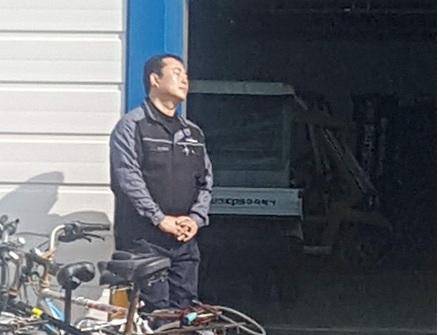 김충현 노동자가 혼자 일했던 공작실 앞에서 잠시 햇볕을 쬐는 모습. 태안화력 고 김충현 비정규직 노동자 사망사고 대책위원회 제공