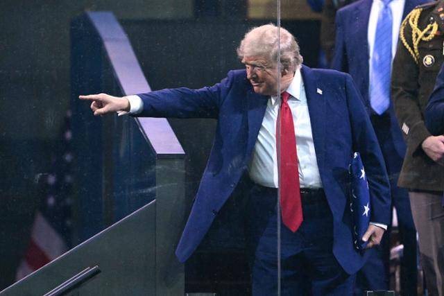 도널드 트럼프 미국 대통령이 자신의 생일이자 미 육군 창설 250주년인 14일 워싱턴에서 열병식을 열고 지지자들에게 인사하고 있다. 워싱턴=AFP 연합뉴스