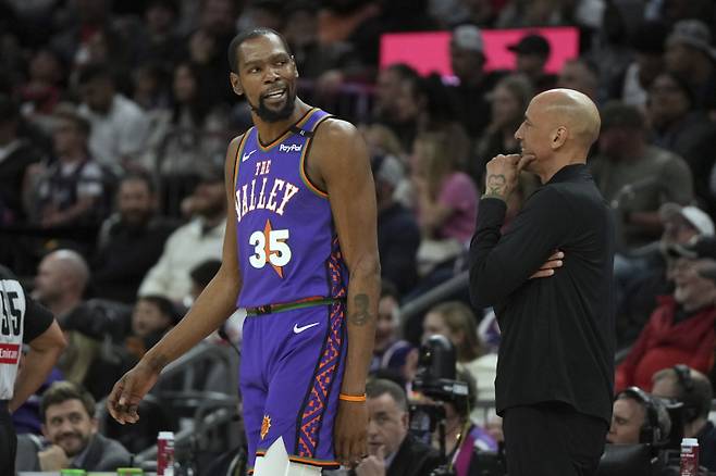 <yonhap photo-4298=""> Phoenix Suns forward Kevin Durant (35) talks to the Sacramento Kings bench during the second half of an NBA basketball game, Friday, March 14, 2025, in Phoenix. (AP Photo/Rick Scuteri)/2025-03-15 14:01:13/ <저작권자 ⓒ 1980-2025 ㈜연합뉴스. 무단 전재 재배포 금지, AI 학습 및 활용 금지></yonhap>