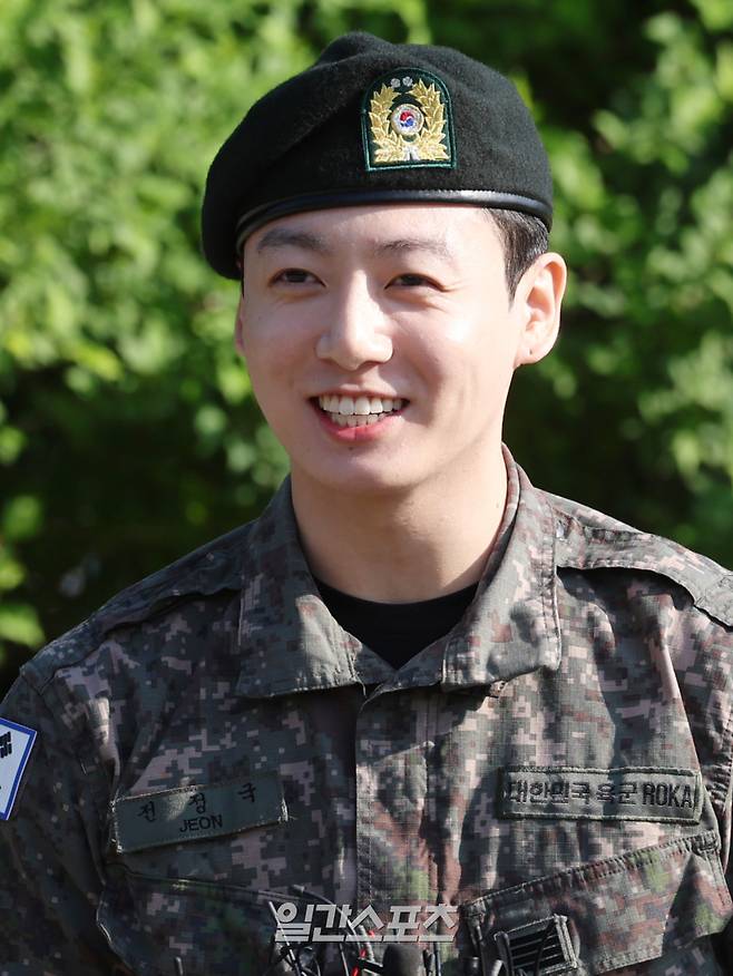 군 복무를 마친 그룹 방탄소년단(BTS) 정국이 11일 오전 경기 연천군 연천공설운동장에서 전역 소감을 밝히고 있다. 연천=서병수 기자 qudtn@edaily.co.kr /2025.06.11/