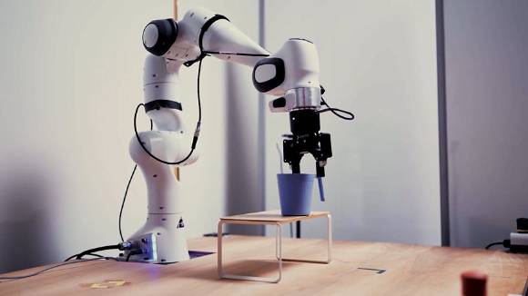 메타 브이제파2 소개영상에서 물체를 집어 들고 새로운 위치에 놓는 것을 시연하고 있다. [사진=메타 홈페이지]