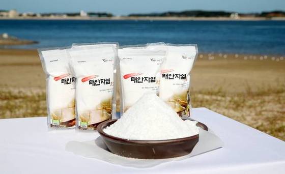충남 태안군 근흥면의 한 농업법인에서 생산한 자염. [사진 태안군]