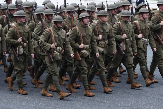 14일(현지시간) 미국 워싱턴 DC에서 육군 창설 250주년을 기념하는 퍼레이드가 열리고 있다. AFP=연합뉴스