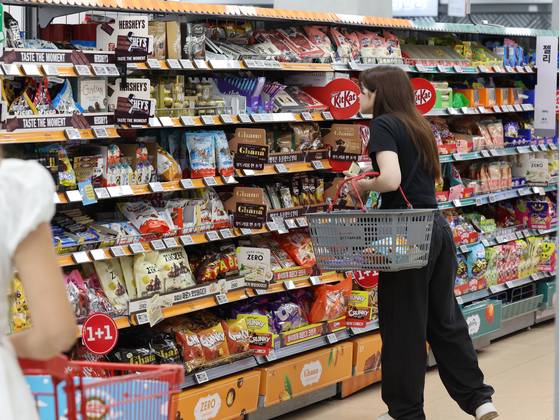 서울 시내 한 대형 마트에 초콜릿이 진열돼 있다. 연합뉴스