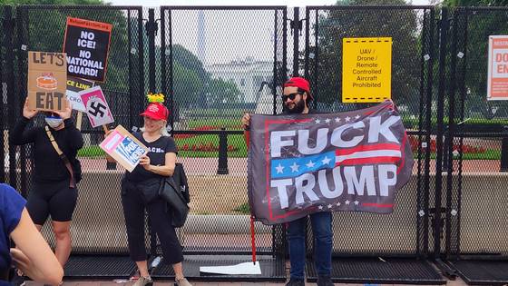 14일(현지시간) 미국의 수도 워싱턴에서 미 육군 창설 250주년을 기념한 대규모 열병식이 열린 가운데, 백악관 등 인근에선 트럼프 대통령에 반대하는 시위가 열렸다. 트럼프 대통령의 79번째 생일이기도 한 이날 미국 50개주 2000여곳에선 '노 킹스(No Kings)'를 구호로 내건 시위가 동시 다발적으로 열렸다. 워싱턴=강태화 특파원