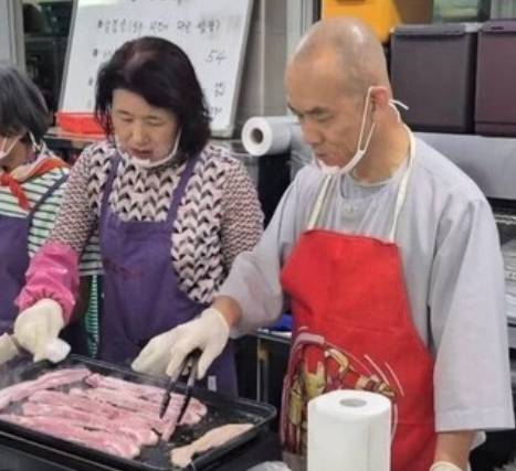 지난 12일 광주시 남구 방림동 성요셉 사랑의 식당에서 문빈정사 법공스님이 고기를 굽고 있다. 사진 오영순 의원 페이스북 캡처