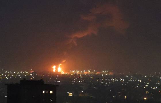 15일(현지시간) 이란 수도 테헤란 남쪽에 위치한 정유공장이 이스라엘의 공습을 받아 화재가 난 모습. AFP=연합뉴스