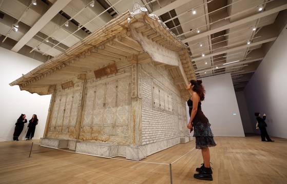 런던 테이트 모던의 '제네시스 익스비션 서도호: 집을 걷다'에 출품된 한옥 탁본 '러빙/러빙: 서울 홈(Rubbing/Loving: Seoul Home)'. epa=연합뉴스