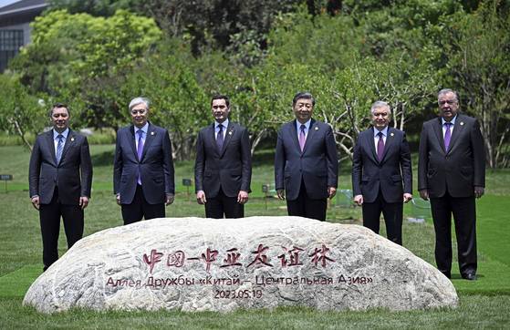 지난 2023년 5월 19일 중국 산시성 시안에서 열린 제1회 중국-중앙아시아 5개국 정상회담에 참석한 6개국 정상들이 기념 식수 후 기념 촬영을 하고 있다. EPA