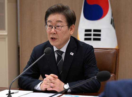 이재명 대통령이 13일 서울 용산 대통령실청사에서 열린 이스라엘-이란 공습관련 대통령실 경제안보 긴급 점검회의에서 발언하고 있다. 대통령실사진기자단