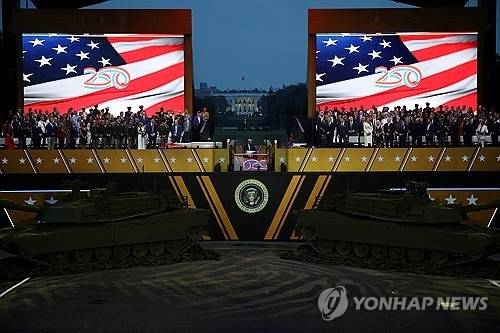 ▲ 트럼프 미 대통령 생일날 워싱턴서 열린 미 육군 열병식 [워싱턴DC 로이터=연합뉴스]