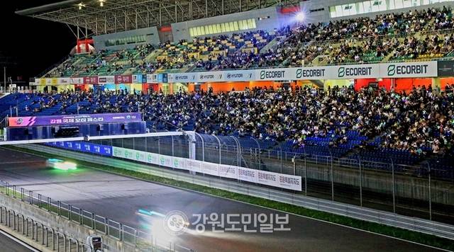 ▲ 지난 14일 밤 인제군 기린면 인제스피디움에서 강원국제모터페스타 ‘2025 오네 슈퍼레이스 챔피언십’ 토요타 가주 레이싱 6000 클래스 ‘나이트 레이스’가 열렸다.
