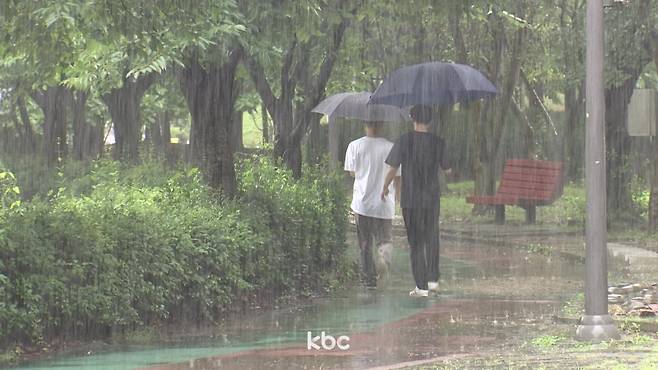 ▲폭우 속 길을 걷는 시민들