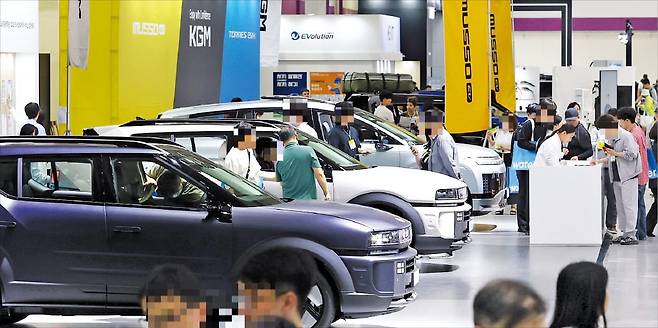 전기차 트렌드 한눈에 환경부가 주최하고 코엑스·한국배터리산업협회·한국자동차환경협회가 공동 주관하는 국내 대표 전기차 전시회 ‘EV트렌드코리아 2025’가 서울 삼성동 코엑스에서 5일까지 사흘간 열린다. 3일 EV트렌드코리아 전시장을 찾은 관람객들이 전기차를 살펴보고 있다.   뉴스1