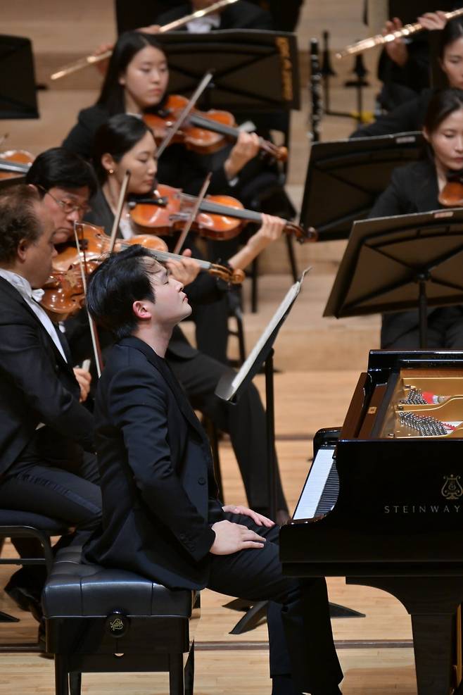 지난 13일 경주 예술의전당에서 열린 베토벤 음악 공연에서 피아니스트 선우예권이 연주하고 있다.  /사진 출처. 경주문화재단