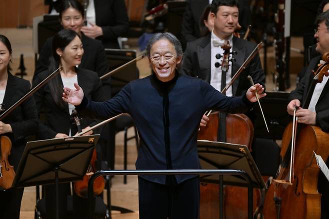 지난 13일 경주 예술의전당에서 열린 베토벤 음악 공연에서 지휘자 정명훈이 관객들의 박수에 화답하고 있다. /사진 출처. 경주문화재단