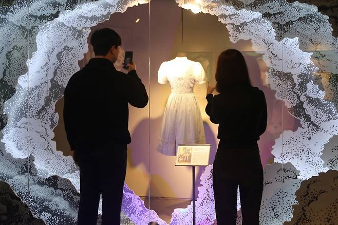 영화 '오즈의 마법사, 1939' 주디 갈랜드의 ‘도로시’ 드레스. 사진=이랜드뮤지엄 제공