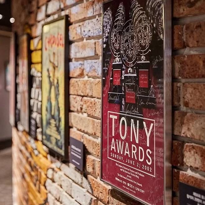 제 56회 토니상 참석자 29명이 서명한 공식 포스터. 사진=이랜드뮤지엄 제공