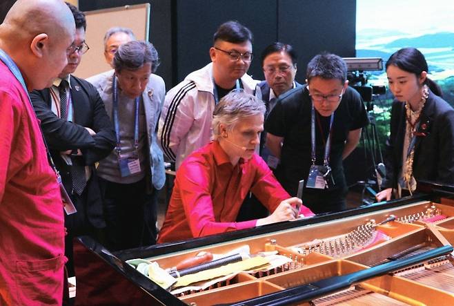 조율 마이스터 얀 키텔이 마스터 클래스를 진행하는 모습. 삼성문화재단 제공