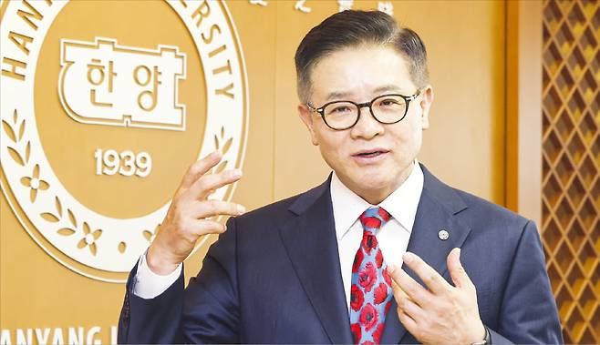 이기정 한양대 총장은 최근 서울 사근동 한양대 총장실에서 한국경제신문과 만나 “약 900년간 이어져온 대학 교육의 패러다임을 바꾸는 것이 목표”라고 강조했다.  임형택 기자