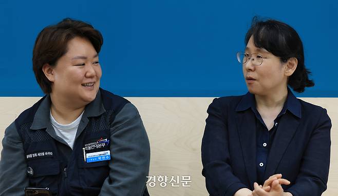 박연수 민주노총 화물연대본부 기획실장(왼쪽)과 조현주 변호사가 지난 10일 서울 중구 경향신문사에서 ‘2022년 화물연대 총파업 당시 공정위 조사 방해’ 건과 관련해 인터뷰를 하고 있다. 서성일 선임기자