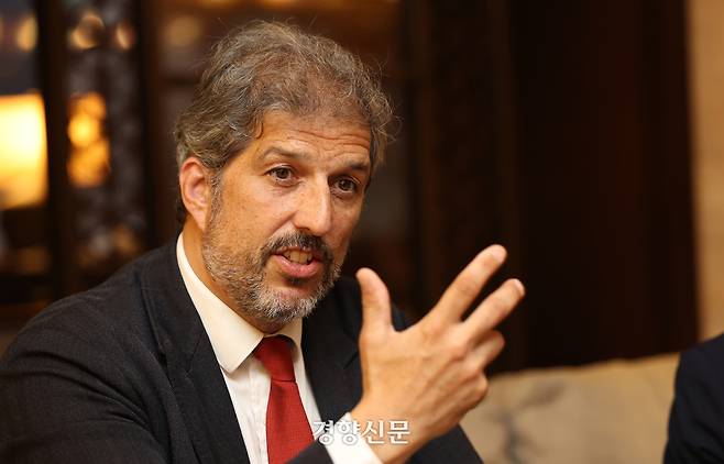 프랑스에 본부를 두고 활동하는 국제 사형제 폐지 운동 단체 ECPM의 라파엘 셰뉘엘아자 사무국장이 11일 서울 중구의 한 호텔에서 경향신문과 인터뷰를 하고 있다. 권도현 기자