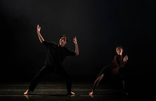 안무가 정보경씨(오른쪽)가 2022서울문화재단 예술창작활동지원사업으로 선정된 작품 ‘안녕, 나의 그르메’ 무대에서 춤을 선보이고 있다. 서울문화재단 홈페이지