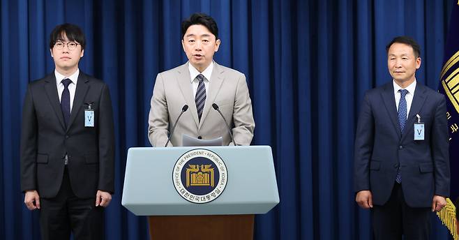 강훈식 대통령비서실장이 15일 용산 대통령실에서 인선 발표를 하고 있다. 왼쪽부터 하정우 AI미래기획수석, 강 비서실장, 김현종 국가안보실 1차장. 연합뉴스