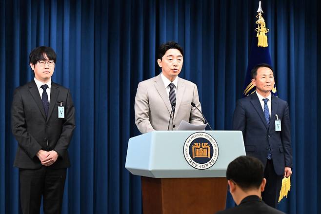 강훈식 대통령비서실장이 15일 용산 대통령실 브리핑룸에서 김현종 국가안보실 1차장(오른쪽) 등 2, 3차장과 하정우 AI미래기획수석(왼쪽)의 인선을 발표하고 있다. 대통령실사진기자단