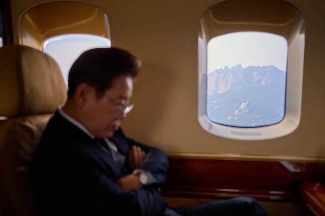 President Lee Jae-myung is seen aboard a helicopter on Friday. (Lee Jae-myung's official Instagram account)